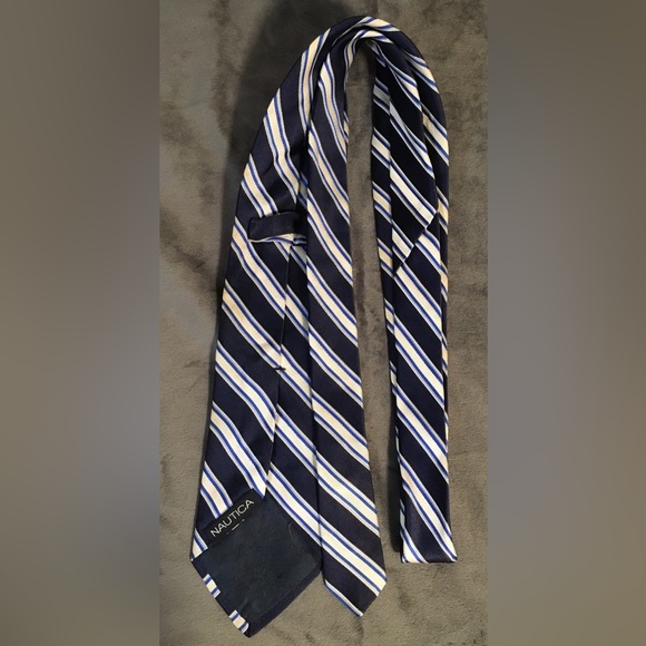 Nautica - 100% Silk Navy Blue And Off White Stripe Patterned Tie - Picture 2 of 7